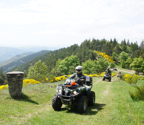 Plusieurs randonneurs en quad parcourent les Cévennes pour le weekend