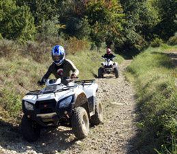 Deux quads randonnent sur un chemin